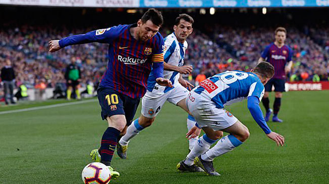 CĐV trầm trồ với pha đá phạt hàng rào panenka của Messi