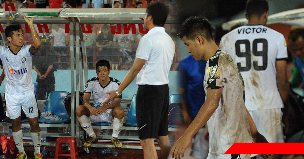 CHÙM ẢNH: Hà Đức Chinh và các cầu thủ Đà Nẵng bị HLV Huỳnh Đức mắng xối xả, cúi gằm mặt rời sân Lạch Tray
