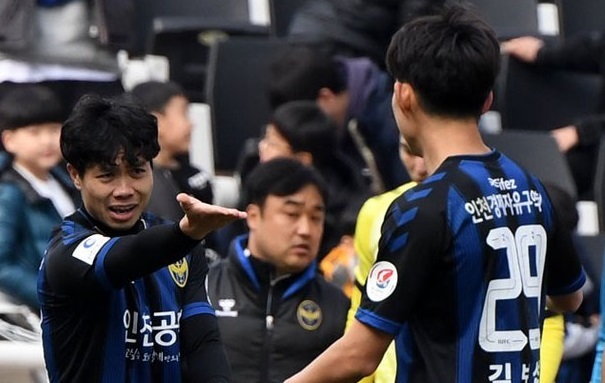BLV Quang Tùng: “Cầu thủ Incheon đá còn không bằng Công Phượng thì học hỏi cái gì”