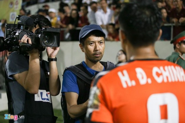 Đài Nhật Bản phỏng vấn Hà Đức Chinh để làm phim về đội tuyển Việt Nam