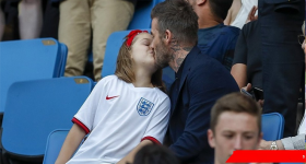 “Khóa môi” con gái ngay trên khán đài, David Beckham hứng chịu “cơn mưa gạch đá” “Khóa môi” con gái ngay trên khán đài, David Beckham hứng chịu “cơn mưa gạch đá”