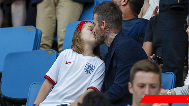 “Khóa môi” con gái ngay trên khán đài, David Beckham hứng chịu “cơn mưa gạch đá”