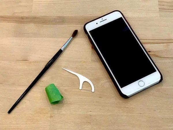 Cách vệ sinh loa iPhone bằng bàn chải đánh răng
