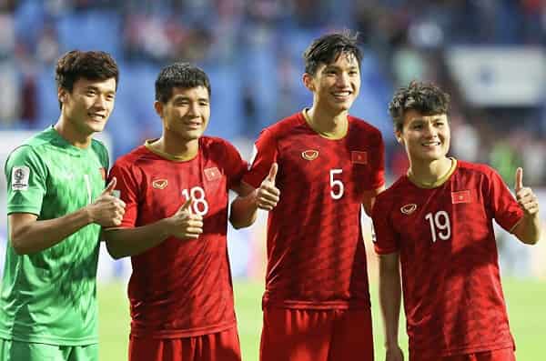 Top 11 cầu thủ bóng đá cao nhất Việt Nam chân dài năm 2022