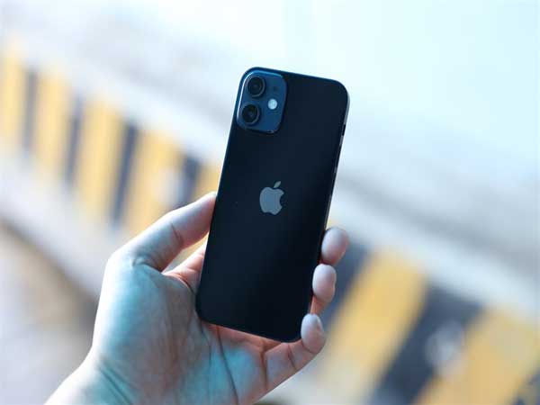 iPhone 12 Mini có thiết kế nhỏ gọn và sang trọng