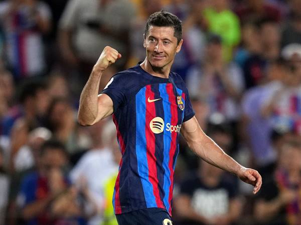 Tin Barca 13/2: Lewandowski quyết định gắn bó với Barca