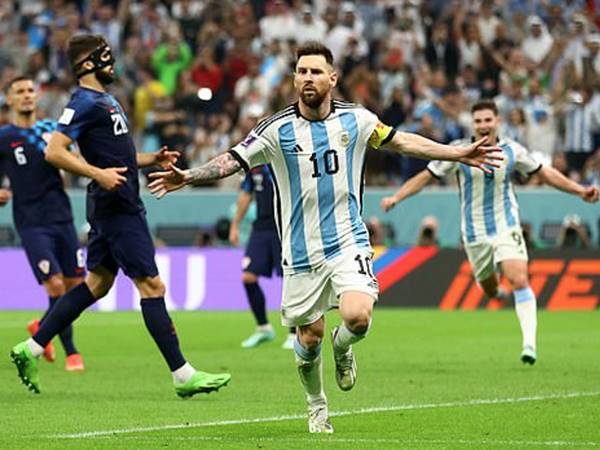 Messi từng thi đấu vị trí tiền đạo cắm