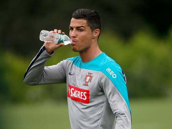 Ronaldo uống rất nhiều nước trong một ngày