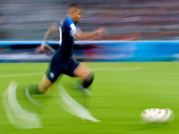Tốc độ của Mbappe chạy trên sân cỏ cơn gió hủy diệt