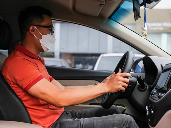 Nằm mơ thấy mình lái xe ô tô màu trắng, màu đen là điềm gì?