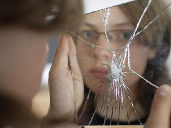 Khám phá nằm mơ thấy gương vỡ là điềm gì, số gì may? Khám phá nằm mơ thấy gương vỡ là điềm gì, số gì may?